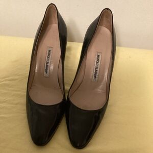 MONOLO BLAHNIK PUMPS WITH KITTY HEEL SZ 40